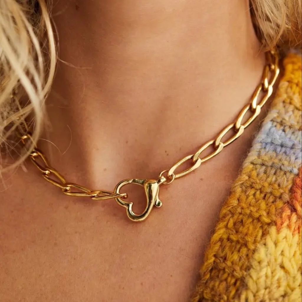 Classic Heart-Shaped Lock Pendant Necklace Featuring An Adjustable Clasp